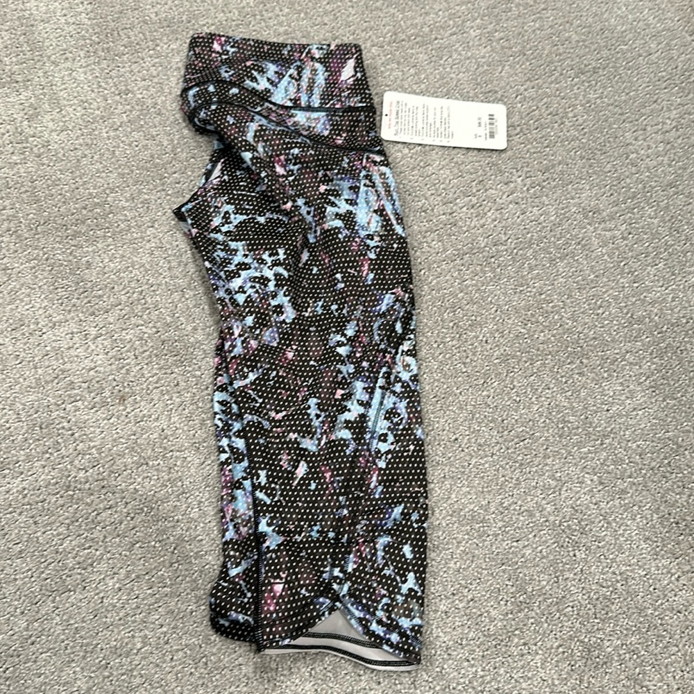 Black Print LuluLemon Crop Joggers. Size 6. NWT
